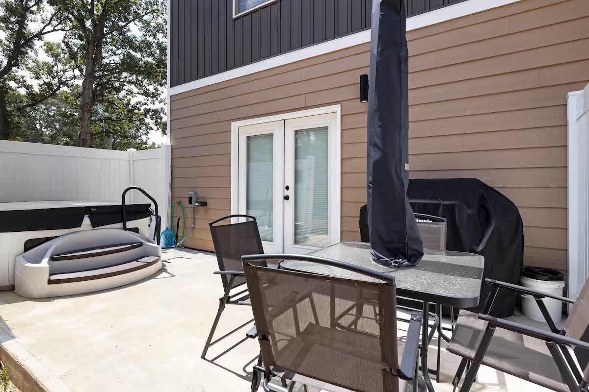 Private hot tub & patio