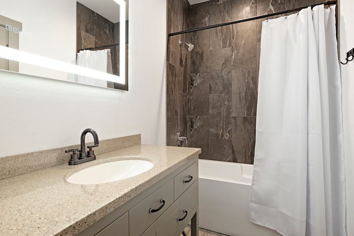Tub & shower with curtain