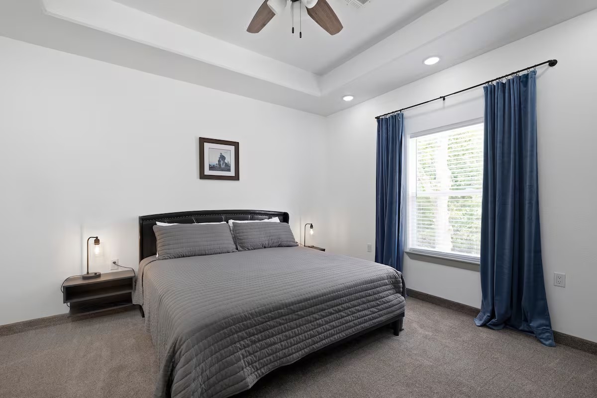 King bed & natural light