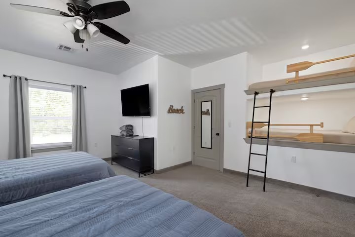 Queen beds & built-in bunks