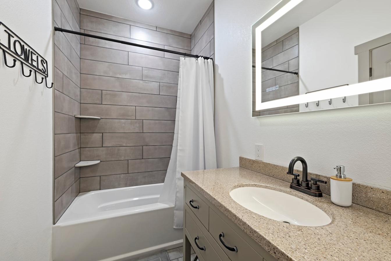 Tub & shower with curtain & towels