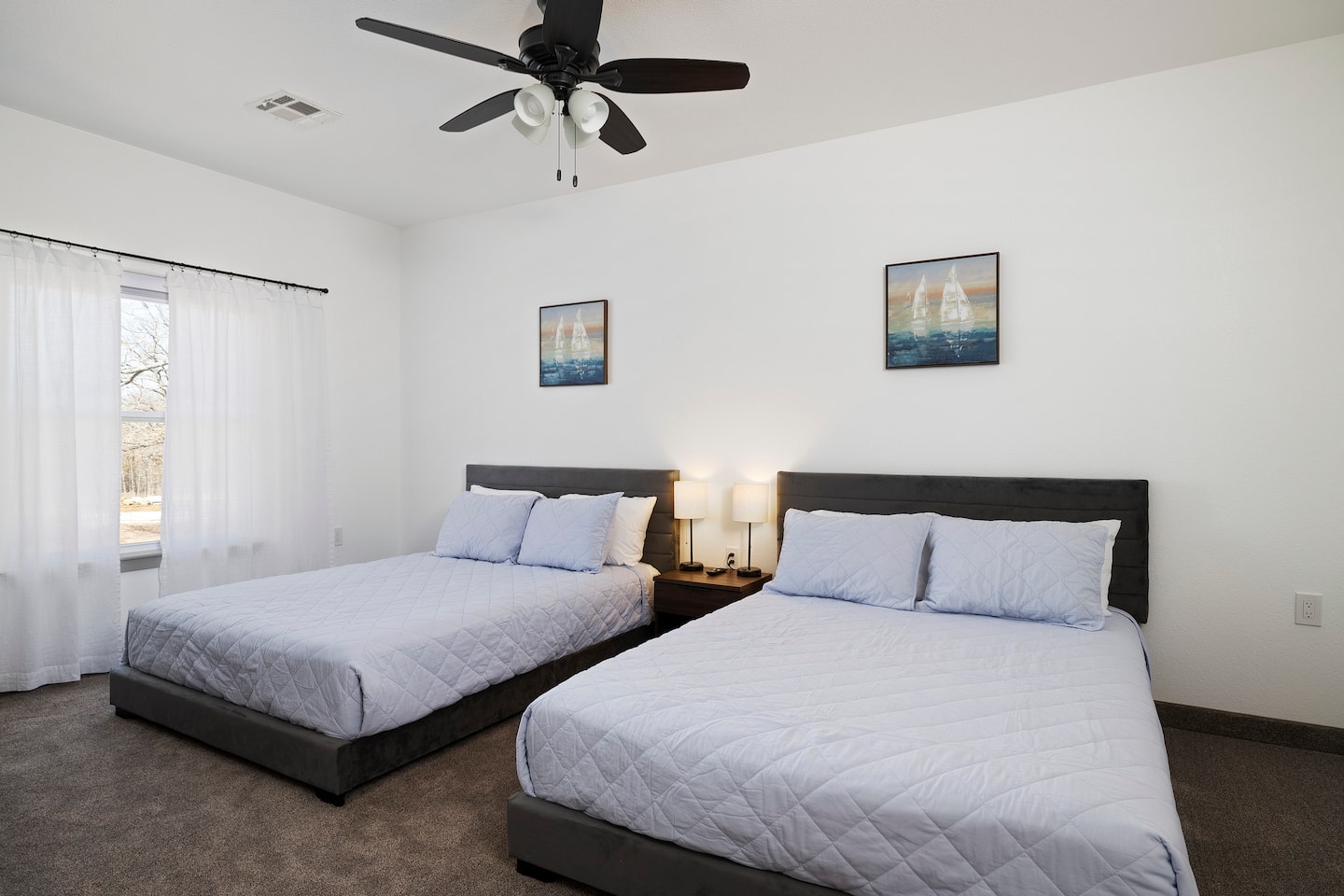 Two queen beds with sailboat artwork