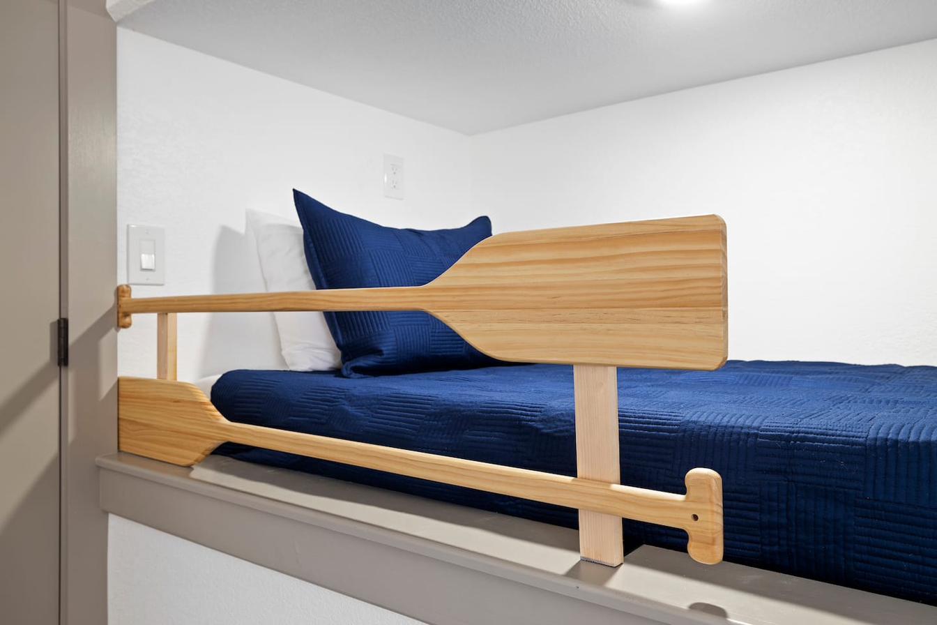 Bunk nook — paddle closeup